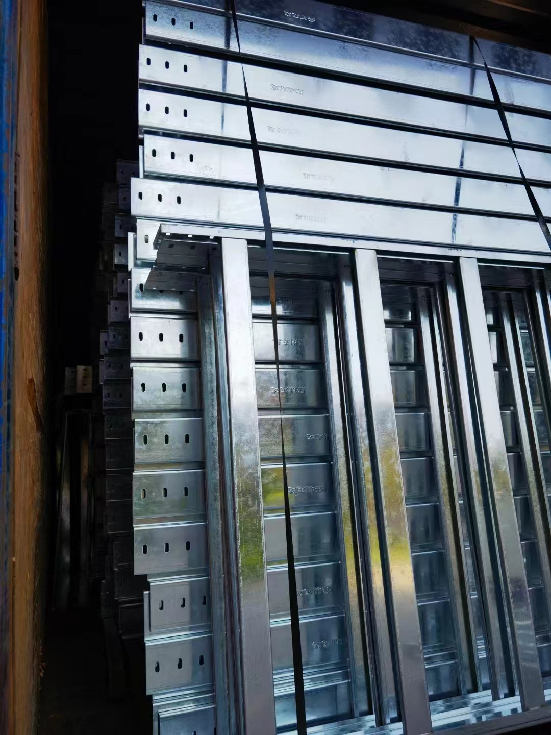 安裝阻燃鍍鋅線(xiàn)盒時(shí)有哪些注意事項(xiàng)？